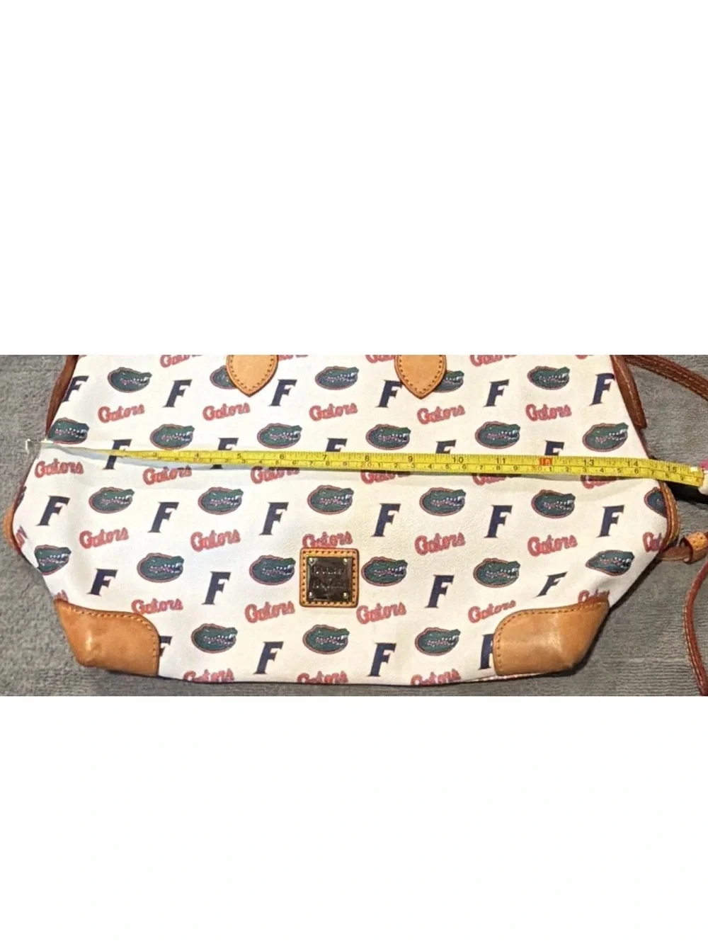 LIKE NEW 🐊🐊Dooney & Bourke Florida Gators Logo Large Satchel in Tan/White.